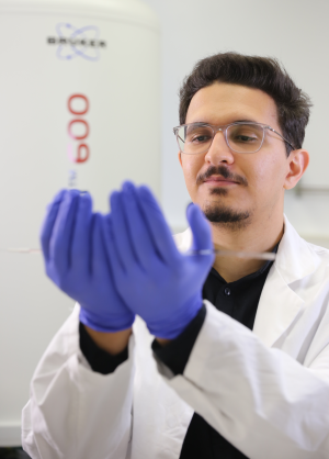 Das Sphäroid bzw. Organoid im gläsernen Inkubator ist so winzig, dass Alwahsh es mit bloßem Auge kaum erkennen kann.