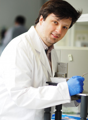 The picture shows Alexander Knodel in the lab.