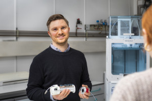 Dr. Sebastian Brandt mit seinem IMS aus dem 3D-Drucker.