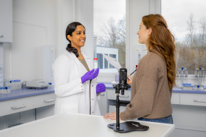 Cheyenne Peters aus dem Team Kommunikation (rechts) beim Podcast-Interview mit Dr. Brenda Krishnacoumar aus der Arbeitsgruppe Bioimaging.