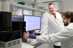 Bei seinem Besuch im Labor erhält Konrad (links) einen Einblick in die Arbeit der Forschungsgruppe Bioimaging.