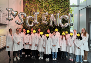 Gruppenfoto aller Teilnehmerinnen und Mitwirkenden im ISAS Foyer. Im Hintergrund buchstabieren große Ballons “I LOVE SCIENCE“. Group photo of all participants and contributors in the ISAS foyer. In the background, large balloons spell out “I LOVE SCIENCE“.