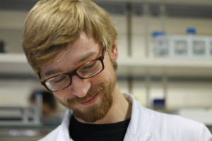 Bernhard Blank-Landeshammer hat in der Arbeitsgruppe Proteomics promoviert und eine Proteogenomics-Methode entwickelt, mit der man Peptide in Gewebeproben mittels Massenspektrometrie identifizieren kann.