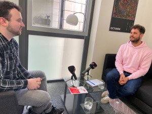 Dr. Martín Hugo (rechts) aus der ISAS-Arbeitsgruppe ERC-Sulfaging im Gespräch mit Malte Harzem von Radio 91.2.