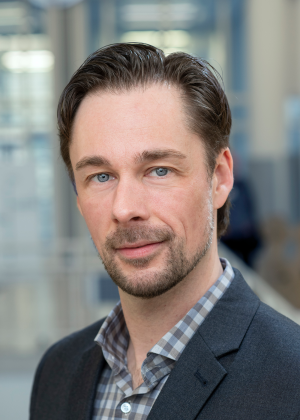 Portrait von PD Dr. Andreas Roos.