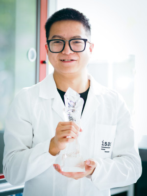 Suyuan Chen presents his Merck Innovation Cup.