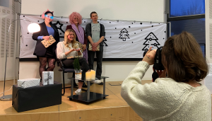 Luisa Becher fotografiert die vier Teilnehmenden des ISAS Science Slam.