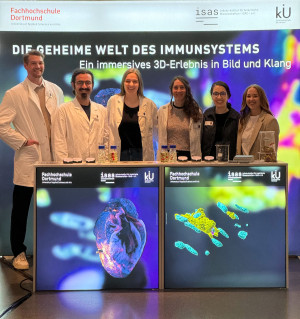 Das Foto zeigt (v.l.n.r.) Dr. Malte Roeßing, Dr. Ali Ata Tuz, Lara Janz, Flora Weber, Sara Regein und Cheyenne Peters vor dem Stand des ISAS bei der Science Night 2024.