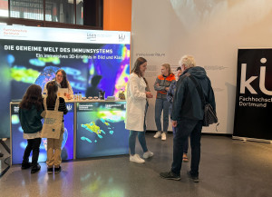 Das Foto zeigt die ISAS-Forschenden im Gespräch mit Besucher:innen der Scinece Night im Dortmunder U.