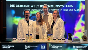 Dr. Ali Ata Tuz, Flora Weber, Dr. Malte Roeßing und Lara Janz (v.l.n.r.) stehen am gemeinsamen Stand von der Fachhochschule Dortmund und dem ISAS für Fragen zum immersiven Erlebnis bereit.