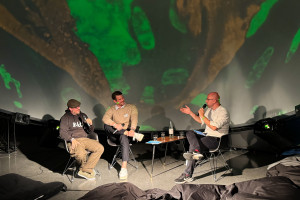 Das Foto zeigt Lennart Oberscheidt, Malte Roeßing und Tobias Bieseke im Gespräch unter dem Fulldome im Dortmunder U.