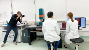 (v.l.n.r.) Fotograf Hannes Woidich in einem der Imaging-Labore mit Dr. Jianxu Chen und Prof. Dr. Anika Grüneboom.