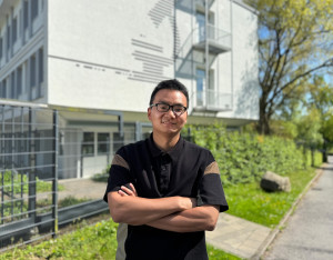 Prof Dr Xiaowei Xu in front of the ISAS city building.