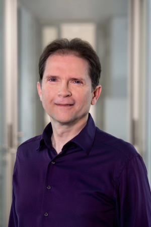 Porträt von PD Dr. Dirk Janasek.