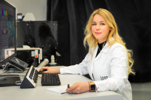 Das Porträt zeigt ISAS-Doktorandin Darleen Hüser aus der Arbeitsgruppe Bioimaging.
