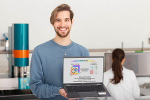 Porträt Dr. Davide Panzeri mit Laptop.