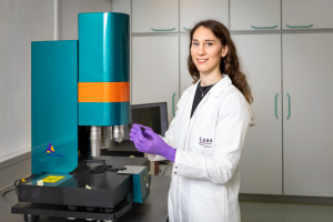 Flora Weber at the lightsheet fluorescence microscope.