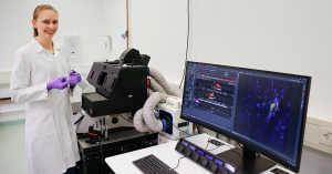 Das Foto zeigt Doktorandin Nora Pauly im Labor am Konfokalmikroskop.