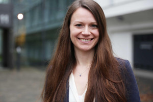Portrait von Dr. Sarah Metzler.