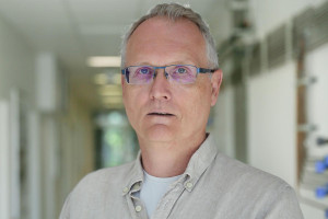 Portrait von Dr. Roland Hergenröder.