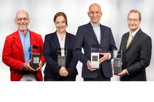 Die Würzburger Professorin Kristina Lorenz mit den drei anderen Trägern des 2021er Phoenix Pharmazie-Wissenschaftspreises.