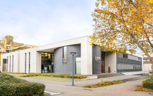 Die Aufnahme zeigt das Gebäude ISAS Campus an der Otto-Hahn-Str. 6b in 44227 Dortmund.