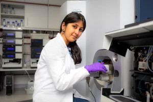 Susmita Ghosh sitzt am ultrasensitiven Massenspektrometer und stellt eine Proben ein.
