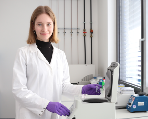 Joy Amrei Brummel stellt eine Probe in die Zentrifuge.