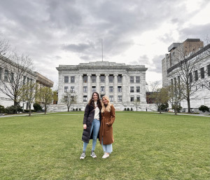 Flora Weber und Darleen Hüser stehen gemeinsam vor der Gordon Hall auf dem Harvard Gelände. Flora Weber and Darleen Hüser stand together in front of Gordon Hall on the Harvard campus.