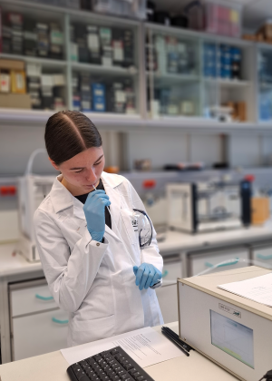 Eine Teilnehmerin beim Girls’ Day pustet in das Mundstück des IMS.
