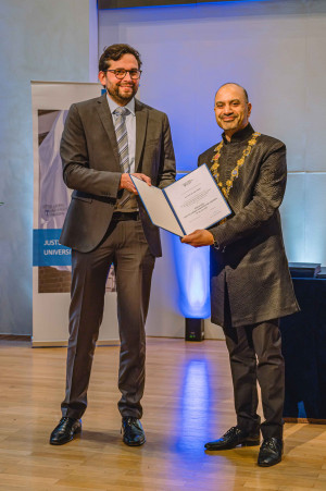 JLU-Präsident Prof. Dr. Joybrato Mukherjee überreicht Prof. Dr. Sven Heiles die Urkunde zum JLU-Preis beim akademischen Festakt in Gießen.
