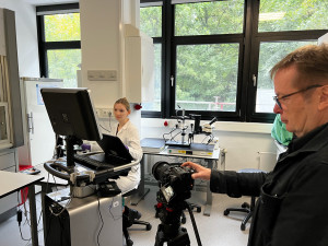 Videograf André Zelck (rechts im Bild) begleitet die Doktorandin Stefanie Dörr (Kardiovaskuläre Pharmakologie) bei ihrer Arbeit am Echokardiographiegerät.