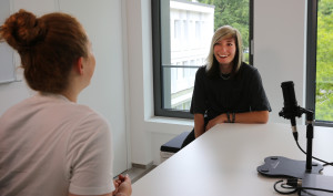 Svenja Idel (rechts) berichtet im Gespräch mit Cheyenne Peters aus dem Team Kommunikation über ihren Arbeitsalltag am ISAS.
