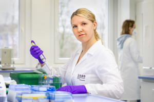 Miriam Kleindl analysiert die Aktivierung und Menge von Proteinen der in vivo GRK-Studie, um herauszufinden, wie die Signalwege reguliert werden.