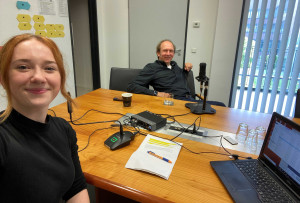 Prof. Dr. Matthias Gunzer (rechts) im Gespräch mit Cheyenne Peters aus dem Team Kommunikation.