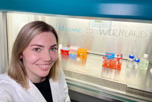 Während der Wachstumsphase von C. elegans verbringt Dunja Petrovic unzählige Stunden im Labor, um die Entwicklung der Fadenwürmer engmaschig untersuchen zu können. Ihren Arbeitsplatz bezeichnet die Doktorandin mit einem Augenzwinkern als Wormland.