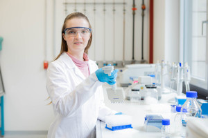 Ein Foto von Adriana Schneider im Labor.