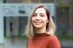 Dunja Petrovic aus der Gruppe ERC-Sulfaging im Innenhof des ISAS Campus.