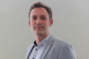 A portrait of Jun.-Prof. Dr. Robert Heyer.