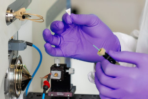 Das Bild zeigt die Paper-Spray-Ionisierung einer Leberprobe am Massenspekrometer in Kombinatin mit einem flexiblen Mikroröhrenplasma.