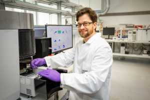 Dr. Martin Stenzel am Durchflusszytometer.