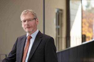 Das Portraitfoto zeigt Prof. Dr. Norbert Esser.