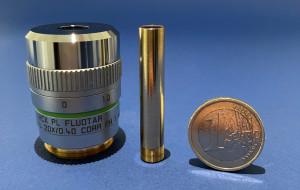 Vergleich ComplexEye-Objektiv und 28,5-mm-Objektiv eines konventionellen Mikroskops.