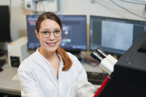 Die Universität Duisburg-Essen (UDE) und das Leibniz-Institut für Analytische Wissenschaften - ISAS - e.V. haben Anika Grüneboom gemeinsam zur Professorin an der UDE berufen. Am ISAS forscht Prof. Dr. Grüneboom zur experimentellen medizischen Bildgebung.