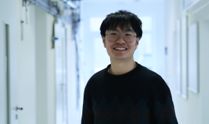 Das Foto zeigt eine Portraitaufnahme des Doktoranden Yu Zhou.