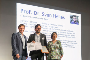 Prof. Dr. Sven Heiles (Mitte) ist Träger des Mattauch-Herzog-Förderpreises 2023. Ausgezeichnet haben ihn Sonntag bei der DGMS-Tagung in Dortmund Dr. Silke Merchel (Universität Wien) und Thomas Möhring (links) vom Stifter des Preises Thermo Fisher Scientific.