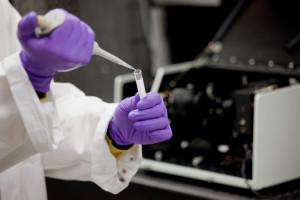 Das Projekt INA (In-Vitro-Nachweis Arzneimittelallergie) verfolgt das Ziel, eine bestehende In-Vitro-Methode so weiter zu entwickeln, dass sie für viele Arzneimittel und verschiedene Allergieformen im Routineeinsatz geeignet ist.